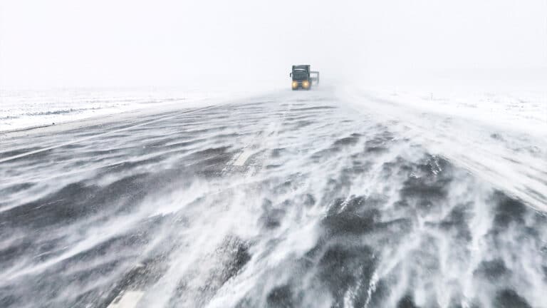 МЧС призвало казахстанцев не выезжать на трассы в непогоду