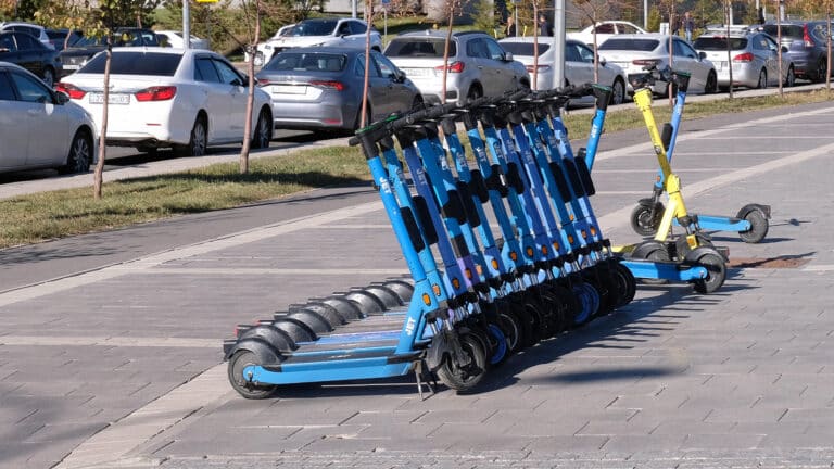 В Казахстане ужесточили правила для самокатов