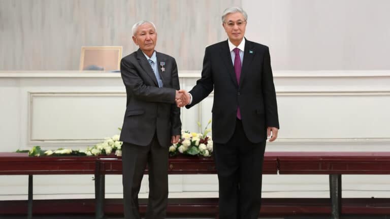 Токаев наградил орденом дворника в Жамбылской области