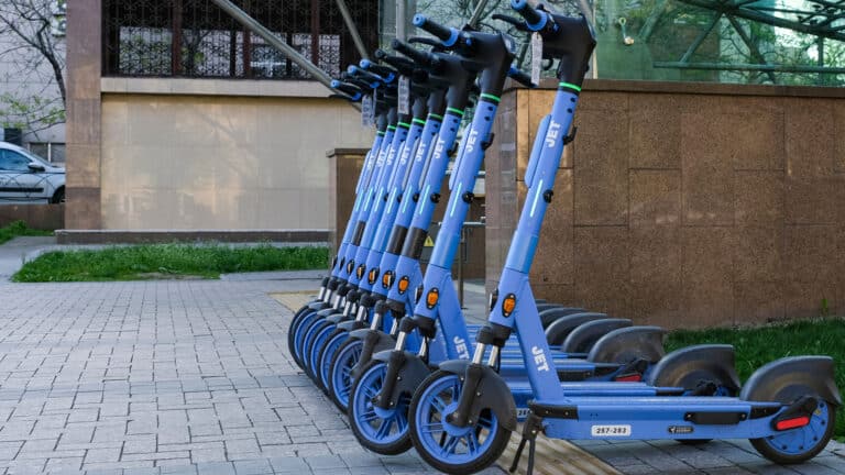 Электросамокаты в Алматы ушли «зимовать», хотя погода еще позволяет кататься