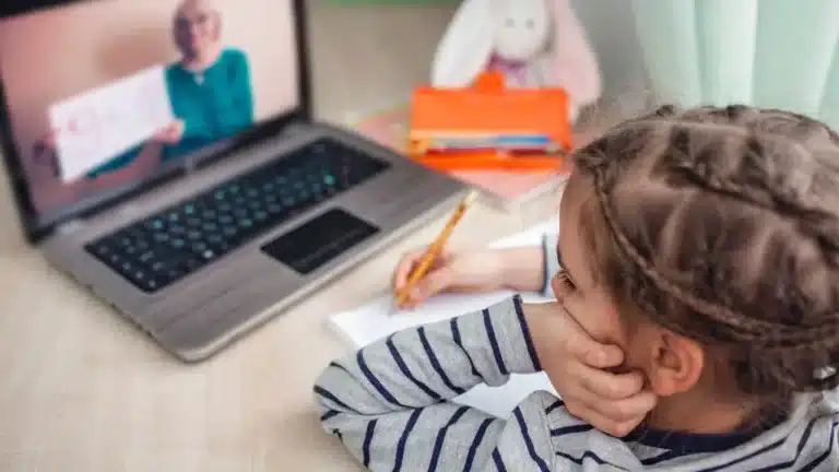 Учеников начальных классов в Астане снова отправили на дистанционку из-за погоды