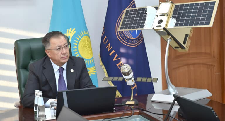 Казахстан и Китай запустили на орбиту наноспутник