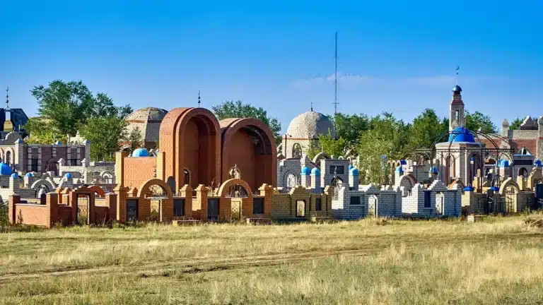 Атырау облысында бәзбіреулер зираттарды бүлдіріп кеткен