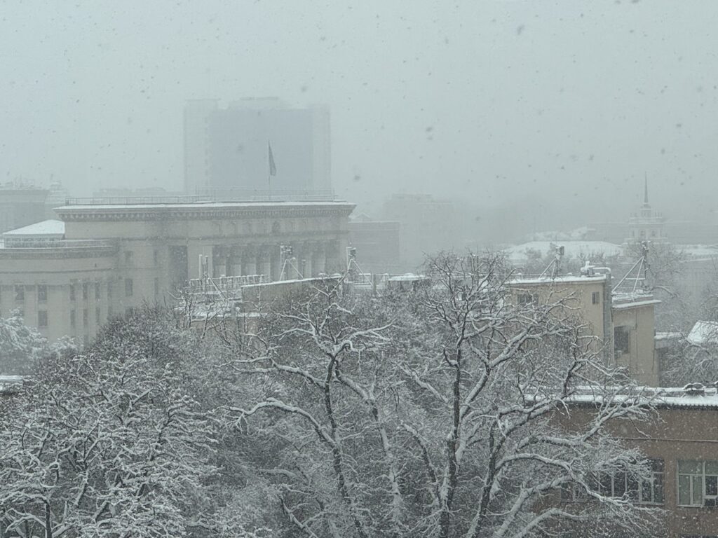 В Алматы вместе со снегом пришли 10-балльные пробки