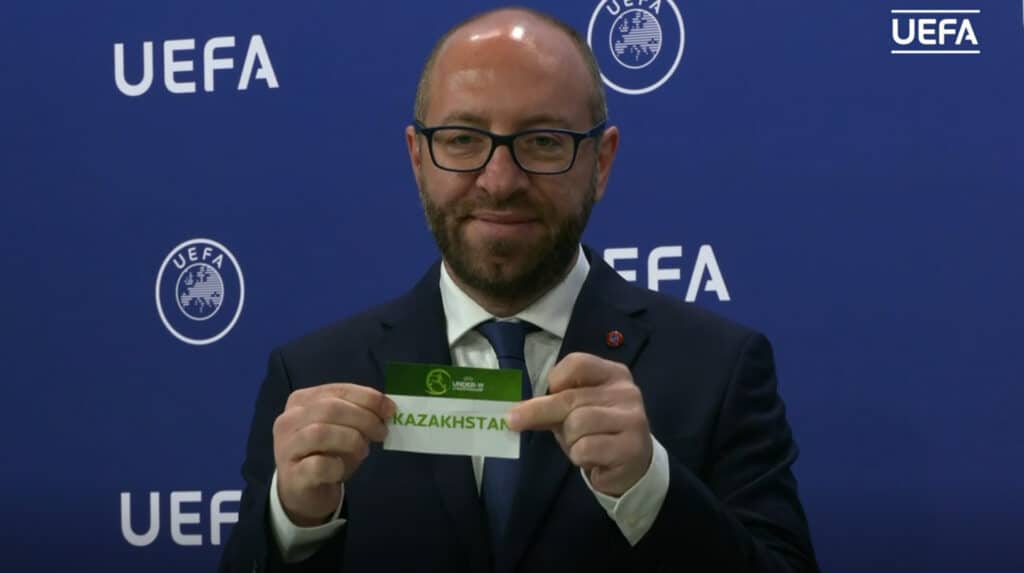 Жеребьевку в Ньоне проводил председатель Комитета УЕФА по юношескому и массовому футболу Бьорн Вассалло