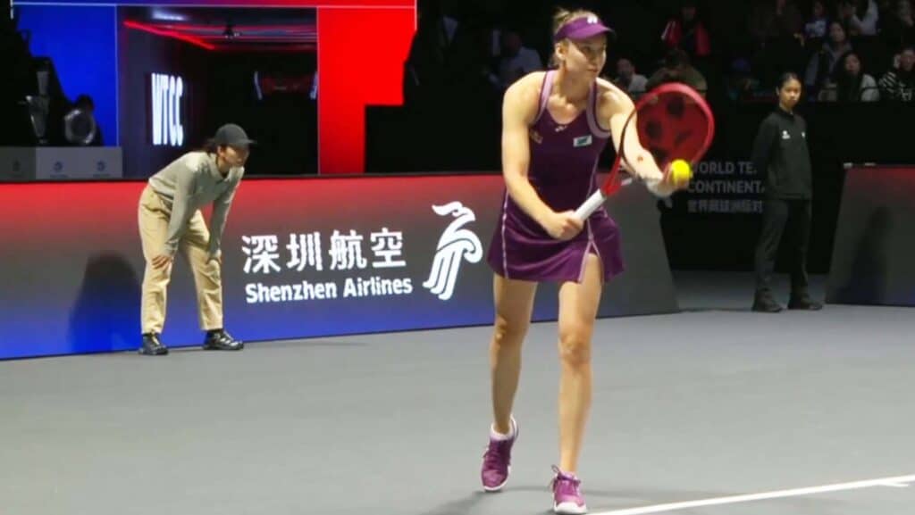 Елена Рыбакина проиграла Иге Свентек на выставочном турнире в Китае
