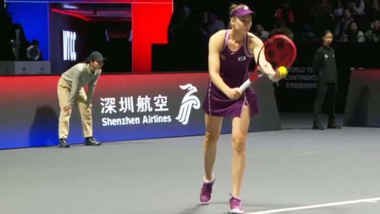 Рыбакина с фиаско от Свентек стартовала на выставочном турнире в Шенчжэне
