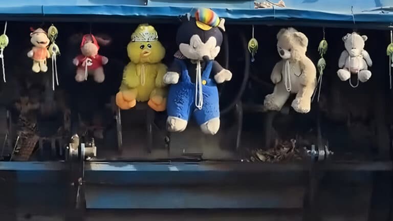 Мусоровоз с игрушками привлек внимание алматинцев