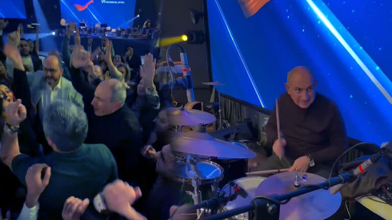 Пашинян показал корпоратив правительства Армении и сыграл на барабанах