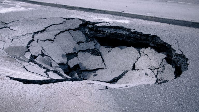 Почему в Шымкенте четыре авто провалились под асфальт, объяснил аким