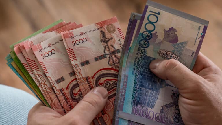 Казахстанцы уходят в тенге и выбирают срочные депозиты