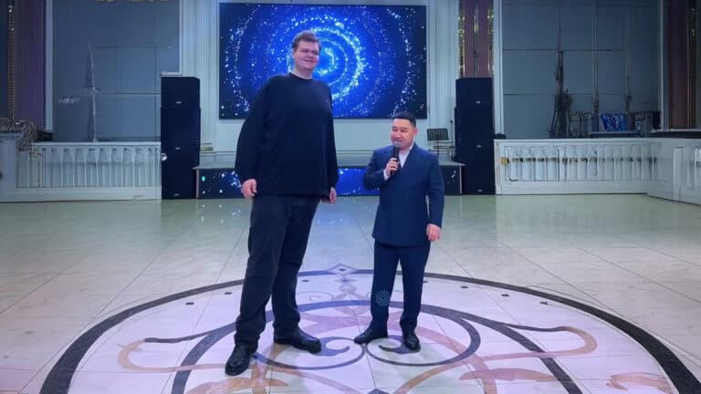 Невероятно высокий гость на тое удивил Казнет