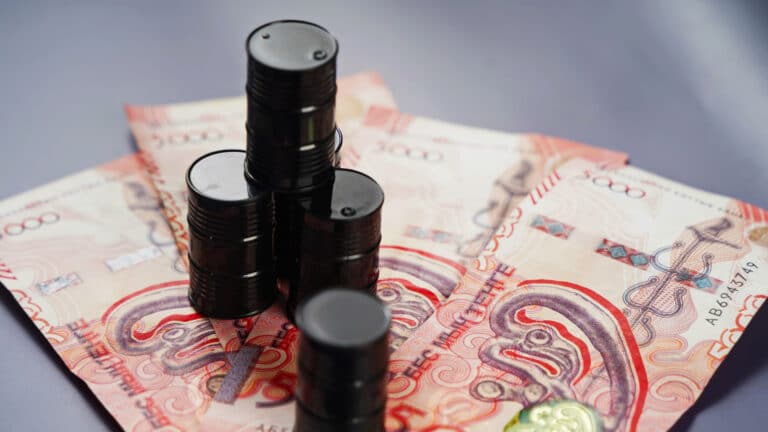 Аналитики: снижение цен на нефть ударит по курсу тенге в ближайшие месяцы