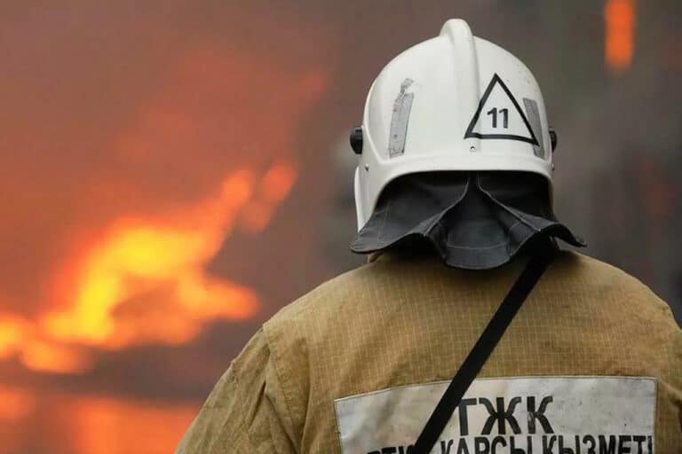 11 человек спасли ночью из горящего дома в Атырау