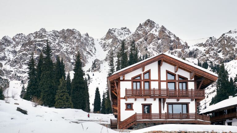 Казахстанцы не торопятся бронировать дорогие домики в горах Алматы на Новый год