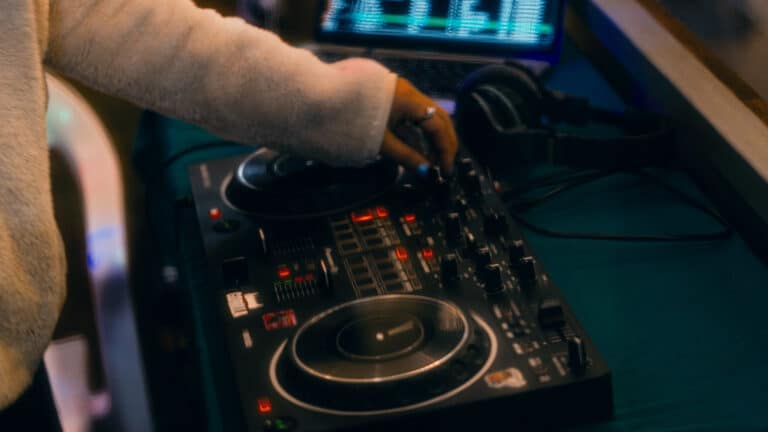 Предновогодние рейвы на открытом воздухе проводят на улице Панфилова в Алматы