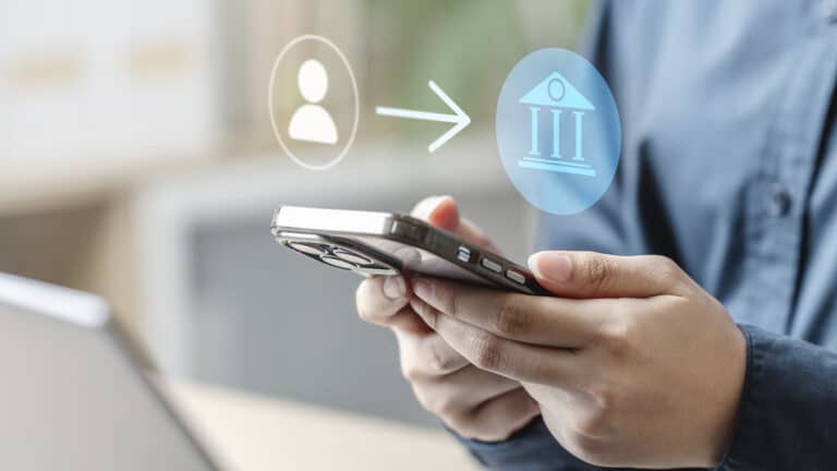 Казахстанцы массово отказываются от доллара в пользу тенге при переводах за рубеж