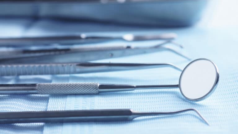 В Казахстане массово штрафуют стоматологии после смерти ребенка от наркоза