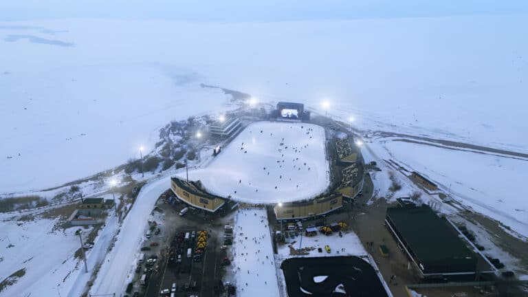 Крупнейший в Центральной Азии ледовый каток открыли в Конаеве