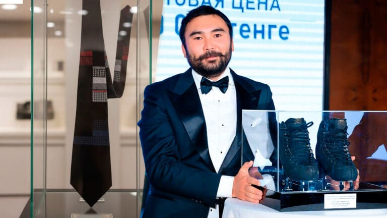 Коньки Тена и галстук Кунаева ушли с молотка за миллионы тенге на благотворительность