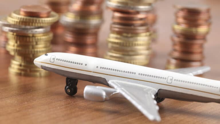 Семья из списка Forbes дозаймет почти $20 млн для своей авиакомпании