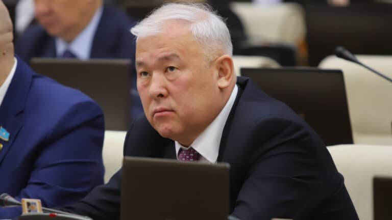 Абенов считает себя причастным к увольнению министра Шарлапаева