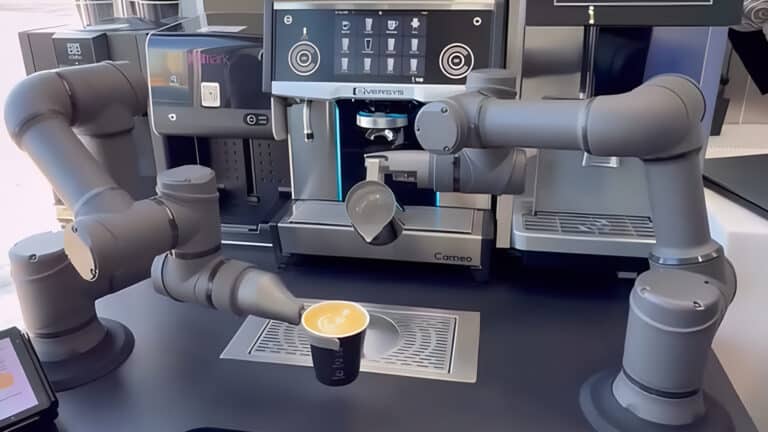 Робот-бариста за 23 млн тенге может варить кофе и лишить людей работы