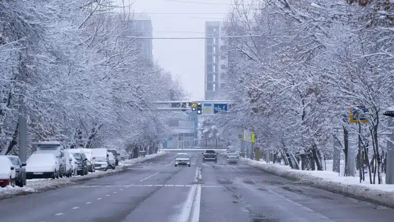 Штормовые предупреждения на 9 декабря объявлены по всему Казахстану