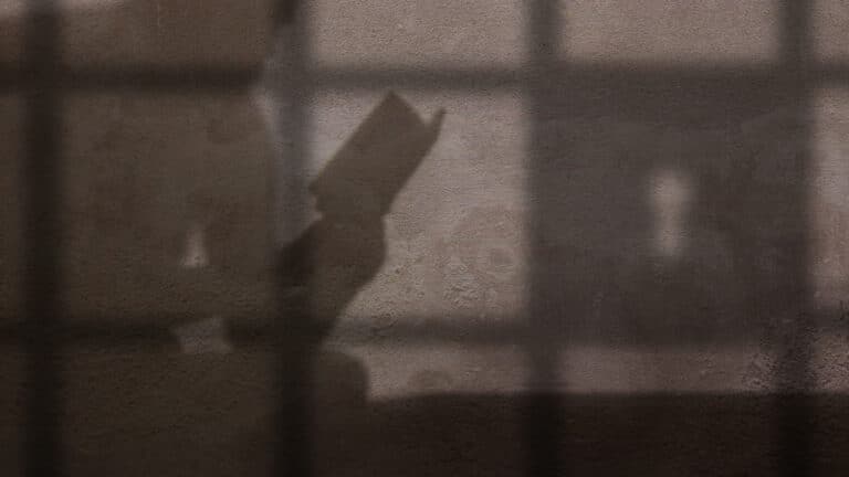 Коран, Стивена Кинга и Хемингуэя читают в казахстанских тюрьмах, по данным КУИС