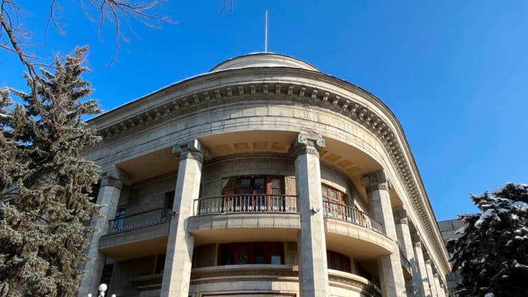 Знаковое здание в «Золотом квадрате» Алматы могут переделать до неузнаваемости