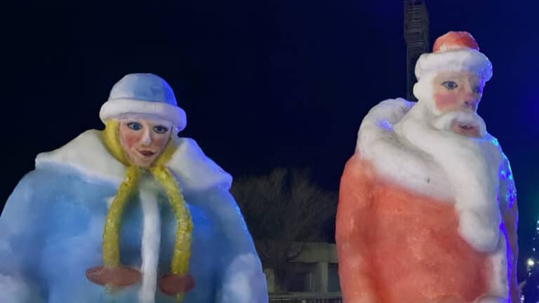 Мемных Деда Мороза и Снегурочку в Степногорске снимут после критики