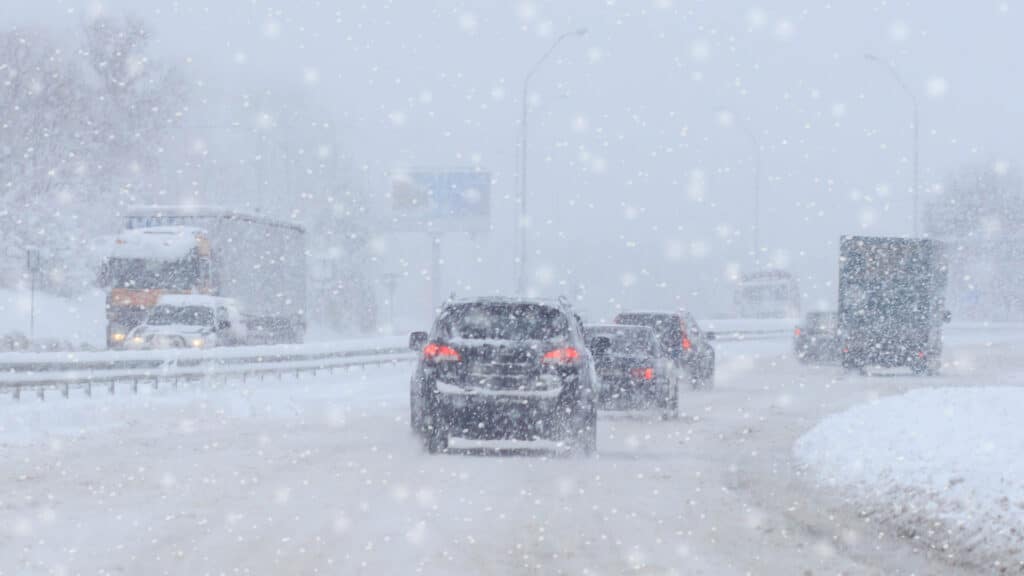 Водитель Land Cruiser заплатит 118 тыс. тенге за выезд из колонны в метель