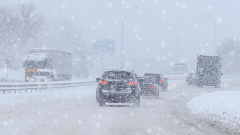 Водитель Land Cruiser заплатит 118 тыс. тенге за выезд из колонны в метель