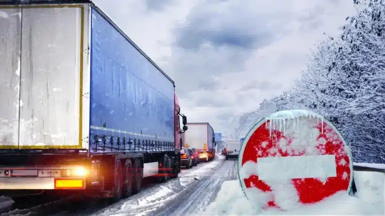 Из-за непогоды ограничили движение в двух областях