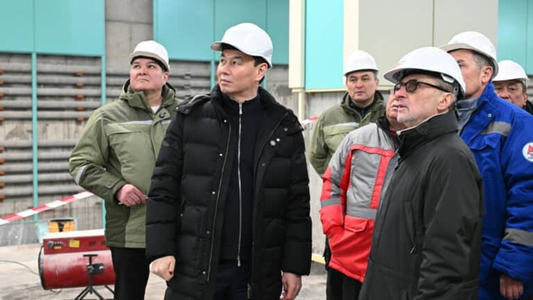 Акиму Алматы дали прокатиться по строящейся станции метро «Калкаман»