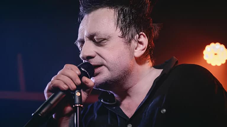 В Казнете раскритиковали пьяного солиста «Агаты Кристи», выступившего в Алматы