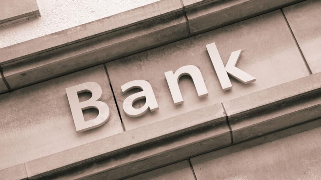 Қазақстандық банк реттеушінің нормативтерін бұзды / Фото: shutterstock, бильд-редактор: Дастан Шанай