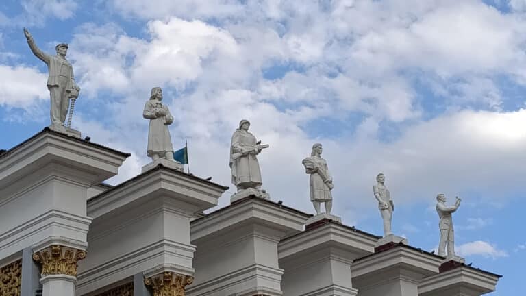 Раскрыта личность натурщика фигур на Дворце культуры горняков в Караганде