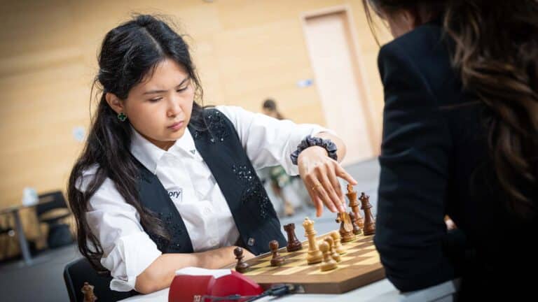 Бибисара Асаубаева идет пятой в блице на ЧМ по быстрым шахматам