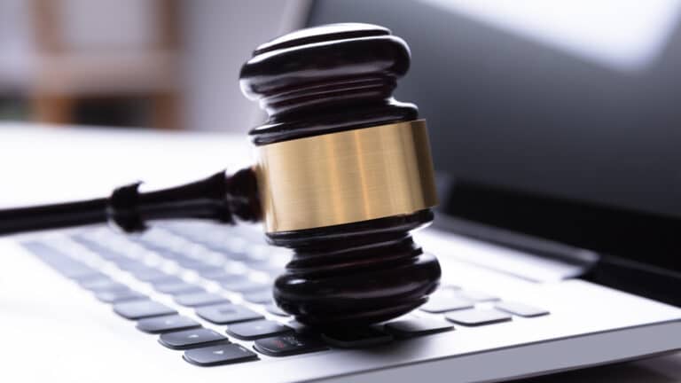 Казахстанские журналисты получают реальные сроки за ложную информацию при отягчающих