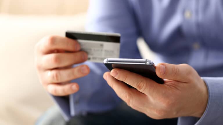 Казахстанец получил 3 млн тенге на карту и попал под суд