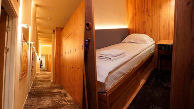 О жизни в капсульном отеле Алматы, рассказал тревел-блогер