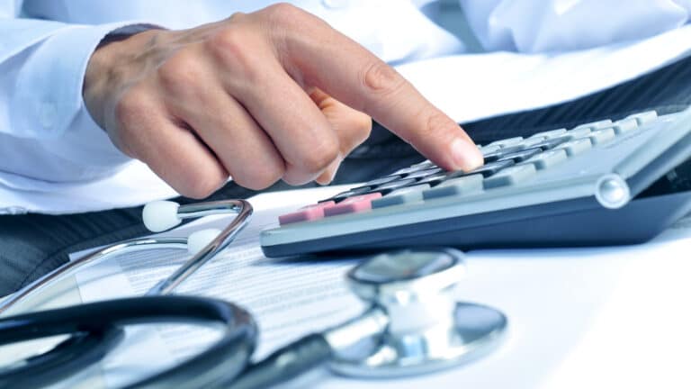 Казахстанцам могут не дать кредиты из-за долгов по ОСМС