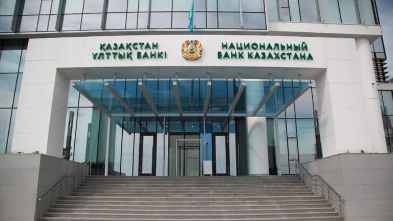Более половины казахстанцев не знают, чем занимается Нацбанк