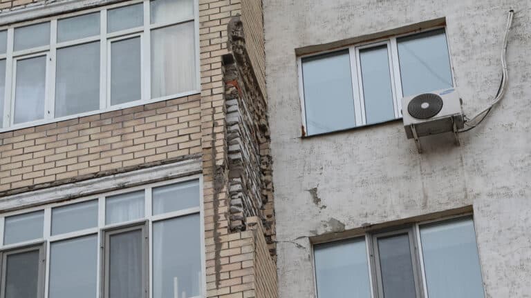 Аким Астаны ответил на жалобы в соцсетях об опасных фасадах