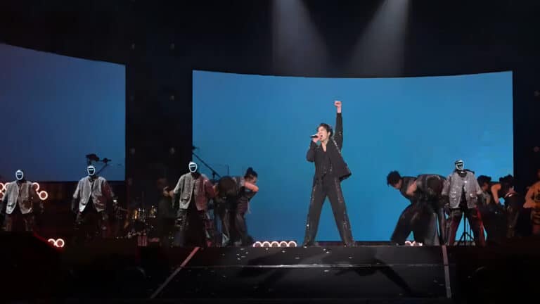 Китайские андроиды вышли на сцену и едва не затмили поп-звезду танцем