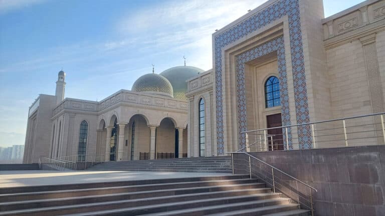 Самая большая мечеть Алматы готова принимать прихожан, но до сих пор закрыта