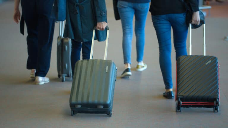 Жители ЗКО уезжают в Россию из-за низких зарплат