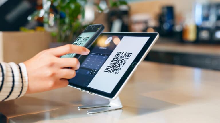 Казахстанцы смогут оплачивать криптовалютой через QR – пилот одобрен