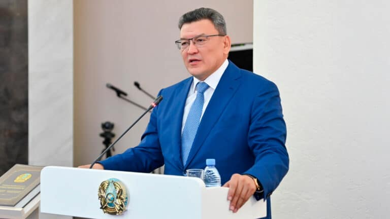 Аким Нурмухамбетов назвал позорным скандал с тараканами в школьной еде